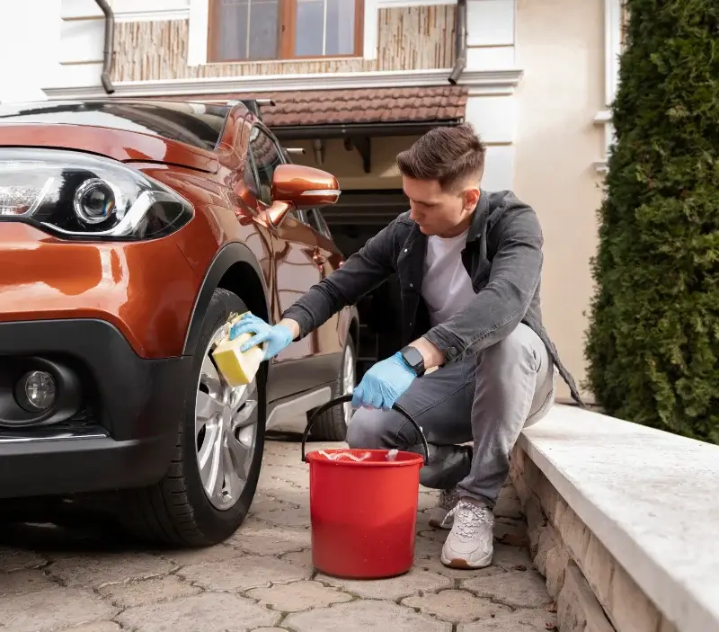 Lavage auto à domicile Saint-Martin-de-Mâcon : professionnel intervenant sur un véhicule